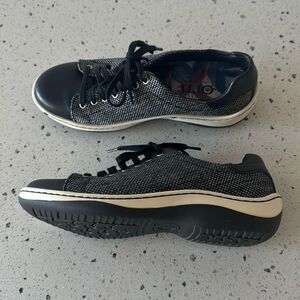 Born Women’s Size 6 Black/Gray Leather Textile Casual Sneakers Lace Up Shoes EUC